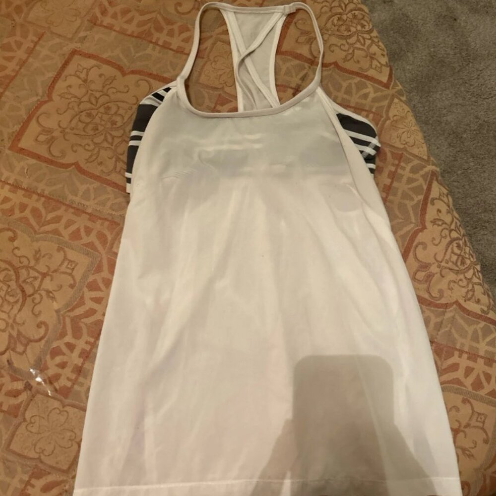 Tank Top lululemon with built in bra size 4 - Picture 1 of 1